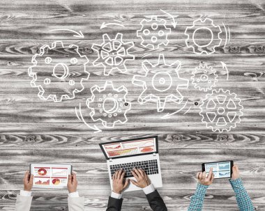 Bir grup insan cihazlar ile