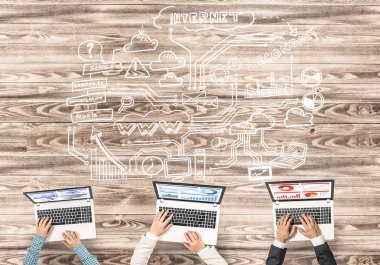 Bir grup insan cihazlar ile