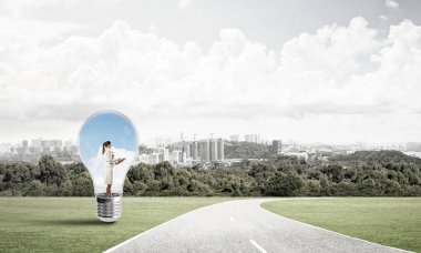 Ampulün içindeki iş kadını