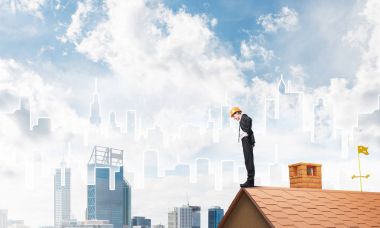 erkek takım elbise ve kask