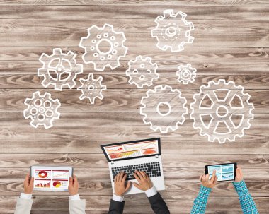 Bir grup insan cihazlar ile