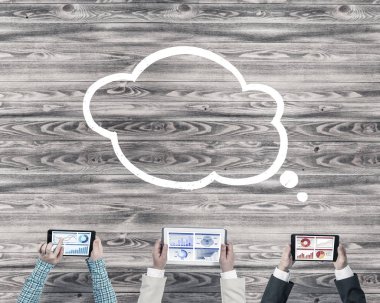 Bir grup insan cihazlar ile