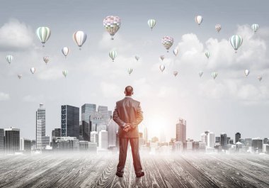 Arka ayakta işadamı 