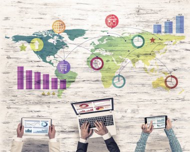 Bir grup insan cihazlar ile