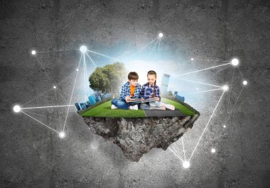 yüzen ada ve çocuk 