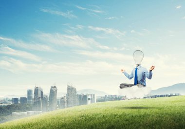 İş adamı dinleniyor ve ilham bekliyor.