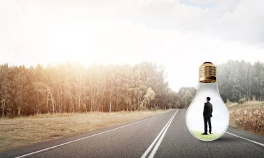 işadamı ampul içinde sıkışmış 