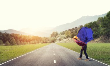 Oluşturucu adam taşıma kağıt topu