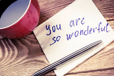 Peçeteye yazılmış romantik mesaj