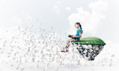 Sevimli gülümseyen genç kız 