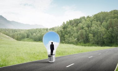 işadamı ampul içinde sıkışmış 