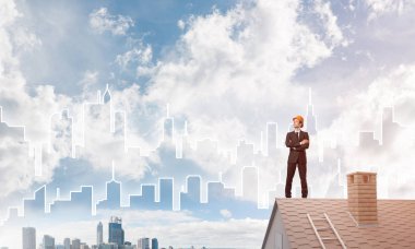 erkek takım elbise ve kask