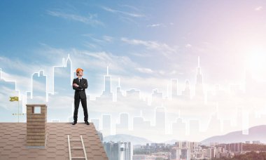 erkek takım elbise ve kask