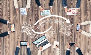 Bir grup insan cihazlar ile