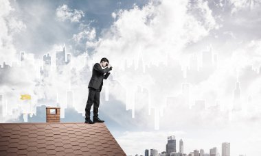 Çatıda duran işadamı