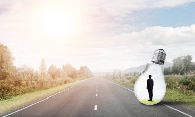 işadamı ampul içinde sıkışmış 