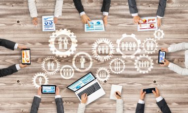 Bir grup insan cihazlar ile