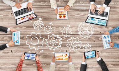 Bir grup insan cihazlar ile