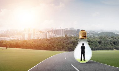 işadamı ampul içinde sıkışmış 