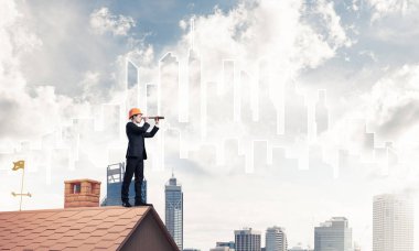 erkek takım elbise ve kask