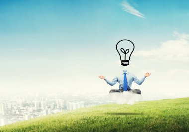 Kafasız iş adamı meditasyon yapıyor.