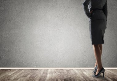 İş kadını duvara bakarak