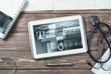 Beyaz tablet pc ve doktor araçları