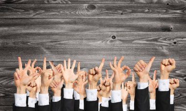 farklı hareketleri gösterilen iş adamları