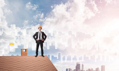 erkek takım elbise ve kask