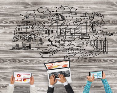 Bir grup insan cihazlar ile