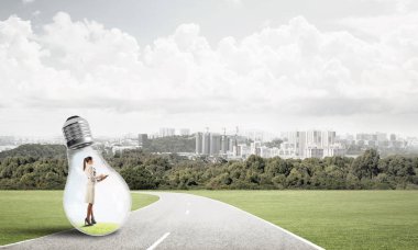 işkadını ampul içinde sıkışmış