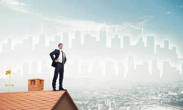 Uomo d'affari in piedi sul tetto della casa — Foto Stock