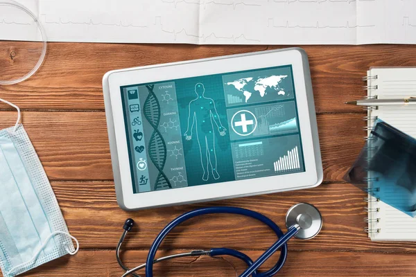 Tablette blanche pc et outils de médecin — Photo