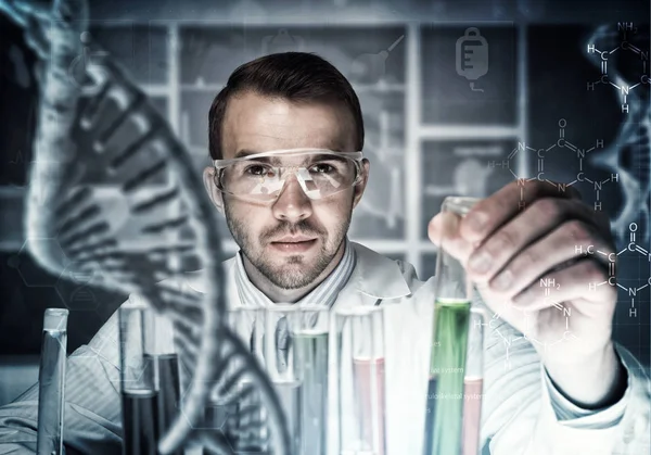 Científico guapo haciendo investigación — Foto de Stock