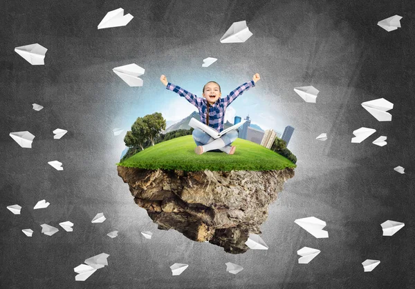 Menina bonito da idade escolar com livro — Fotografia de Stock