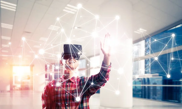 Man with virtual reality headset — Stock Photo, Image