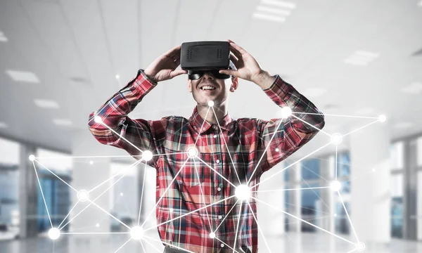 Man met virtual reality headset — Stockfoto