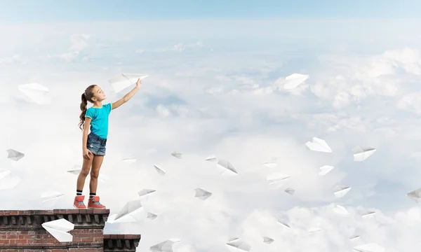 Menina criança feliz bonito — Fotografia de Stock