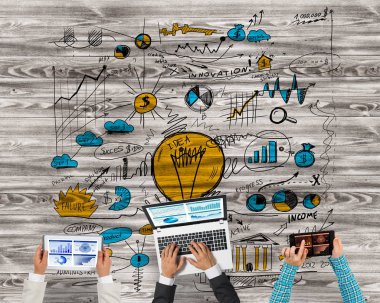 Bir grup insan cihazlar ile