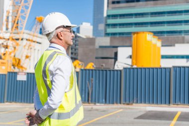 Mühendis adam kask ve ceket