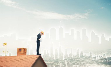 erkek takım elbise ve kask