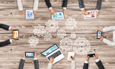 Bir grup insan cihazlar ile