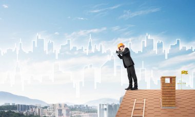 erkek takım elbise ve kask