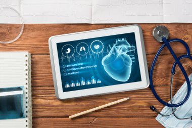 Beyaz tablet pc ve doktor araçları