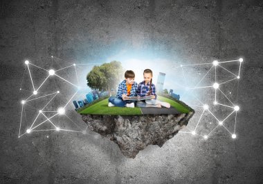 yüzen ada ve çocuk 