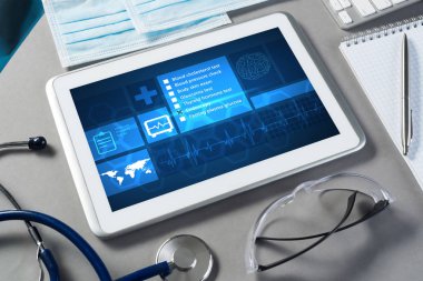 Beyaz tablet pc ve doktor araçları