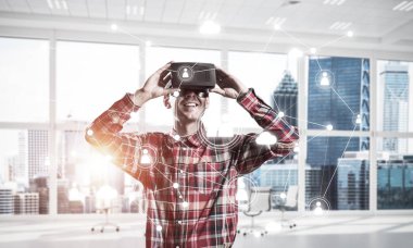 Sanal gerçeklik kulaklığı olan adam. 