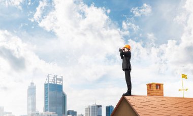 erkek takım elbise ve kask