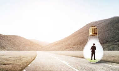 işadamı ampul içinde sıkışmış 