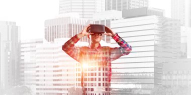 Sanal gerçeklik kulaklığı olan adam. 